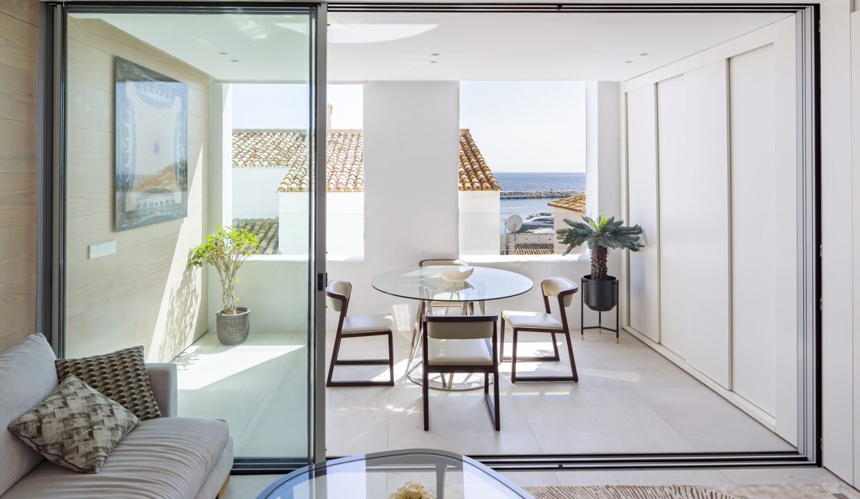1 -terrace 2 bedroom apartment for rent in Puerto Banus, beachside, sea views - Jacques Olivier Marbella