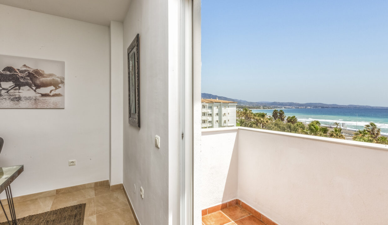 11 - Beachfront apartment in Puerto Banus, Playa Rocio, Marbella - Jacques Olivier Marbella