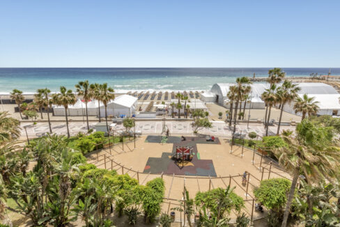 12 - children play ground and beach front - Beachfront apartment in Puerto Banus, Playa Rocio, Marbella - Jacques Olivier Marbella
