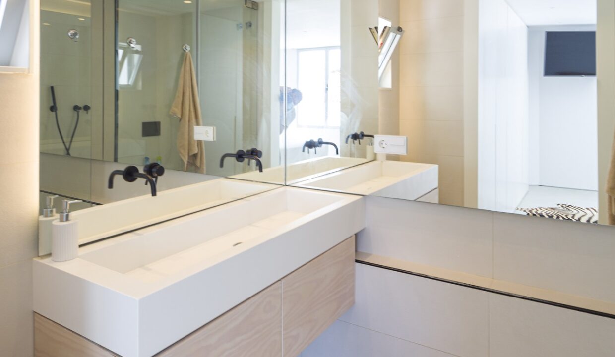 Bathroom 2 bedroom apartment for rent in Puerto Banus, beachside, sea views, Marbella, Costa del Sol