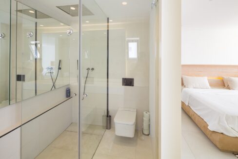 Bathroom1 2 bedroom apartment for rent in Puerto Banus, beachside, sea views, Marbella, Costa del Sol