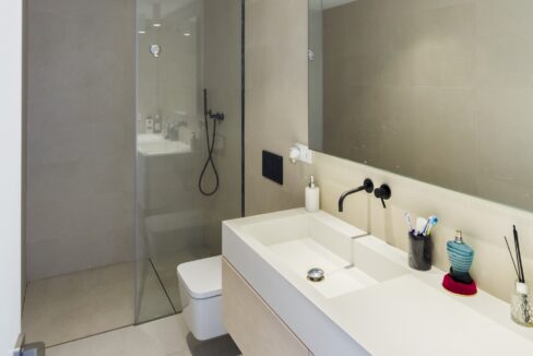 Bathroom2 2 bedroom apartment for rent in Puerto Banus, beachside, sea views, Marbella, Costa del Sol