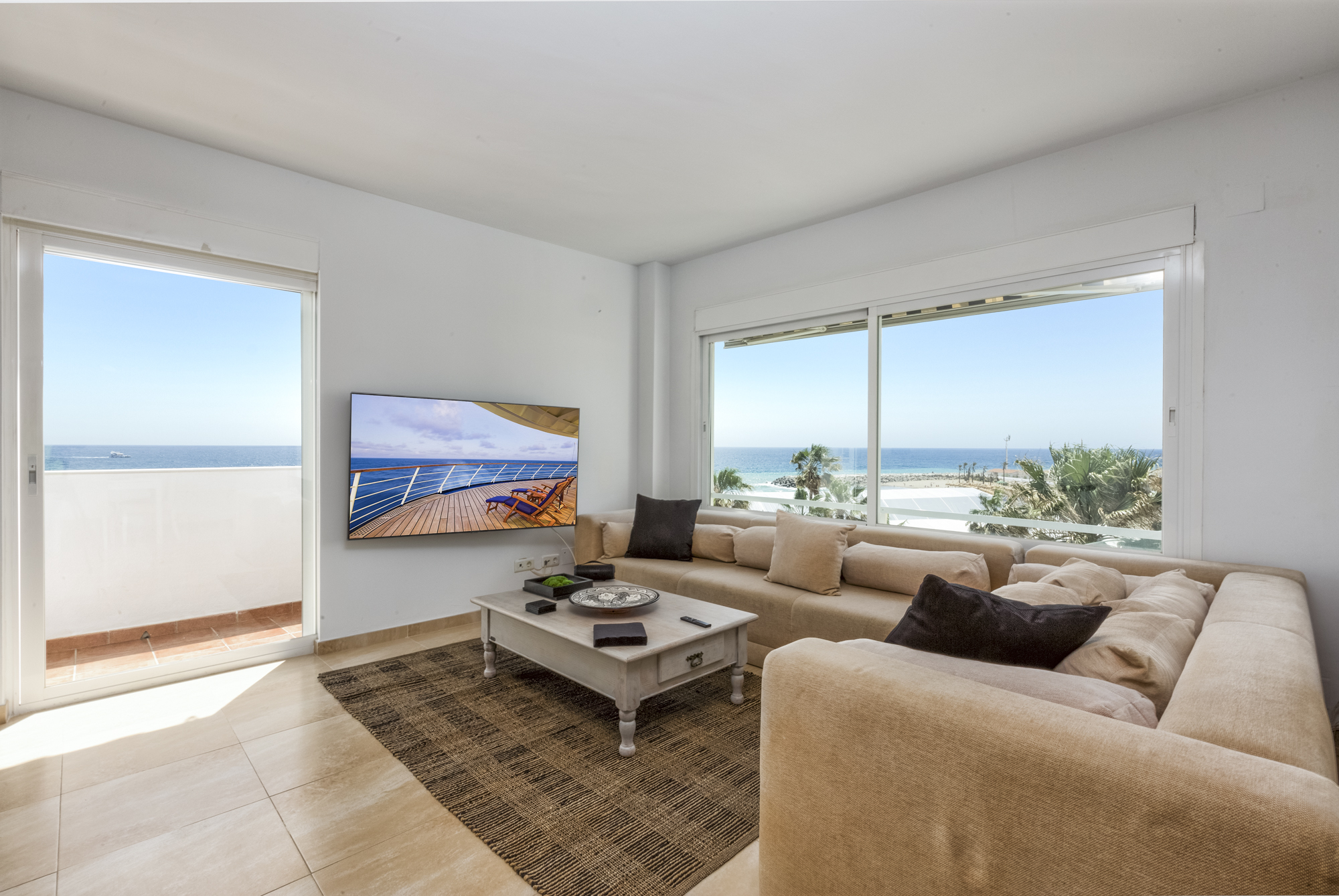 Beachfront Apartment with sea views in Playa Rocio, Puerto Banus