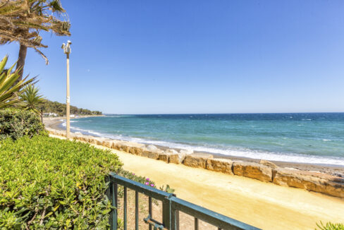 Frontline beach bungalow in the beachfront Oasis Club on Marbella's Golden Mile. El Oasis Club - Jacques Olivier Marbella