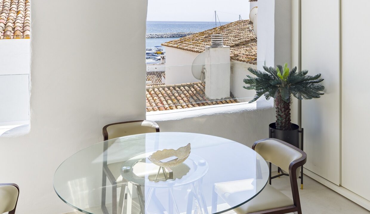 Terrace 1 2 bedroom apartment for rent in Puerto Banus, beachside, sea views, Marbella, Costa del Sol