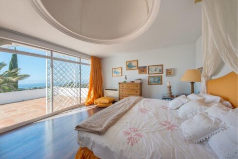 bedroom with sea views - Marbella Hill Club · Elegant Villa with sea views