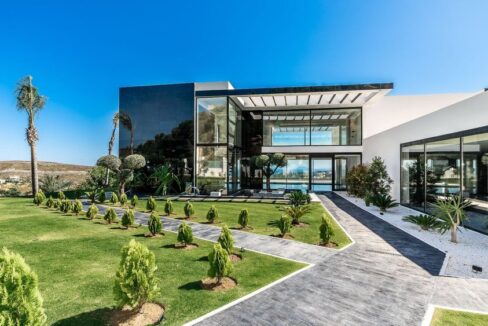 2 - 5 Bedroom Villa for sale in Marbella