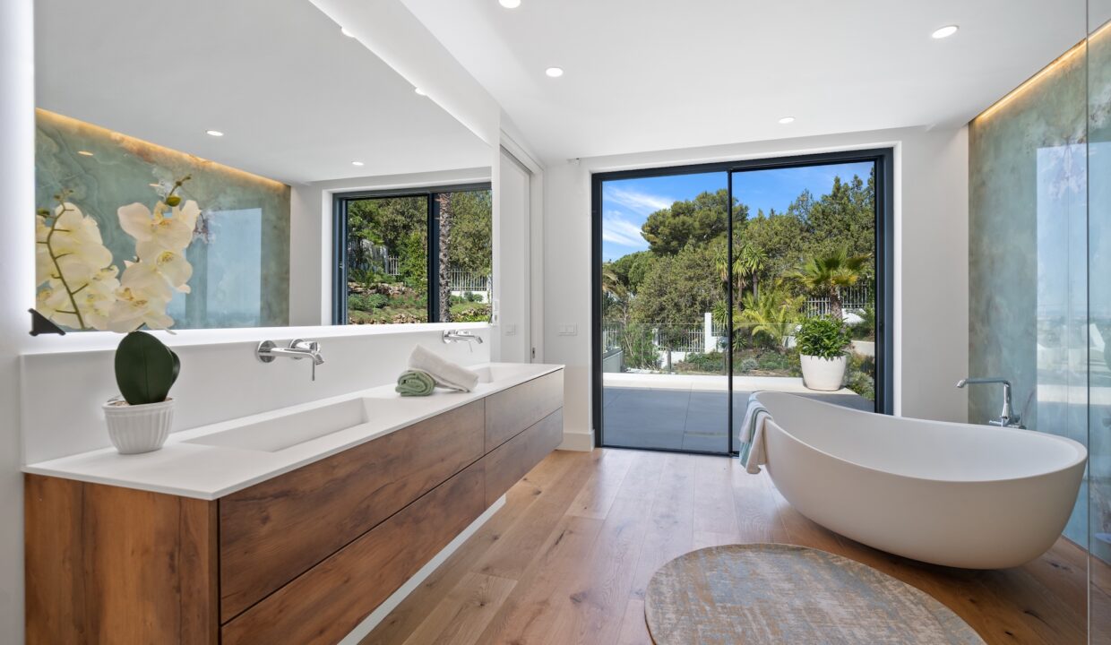 Bathroom - Spectacular Villa with Panoramic Sea Views, Rio Real, Marbella - Jacques Olivier Marbella