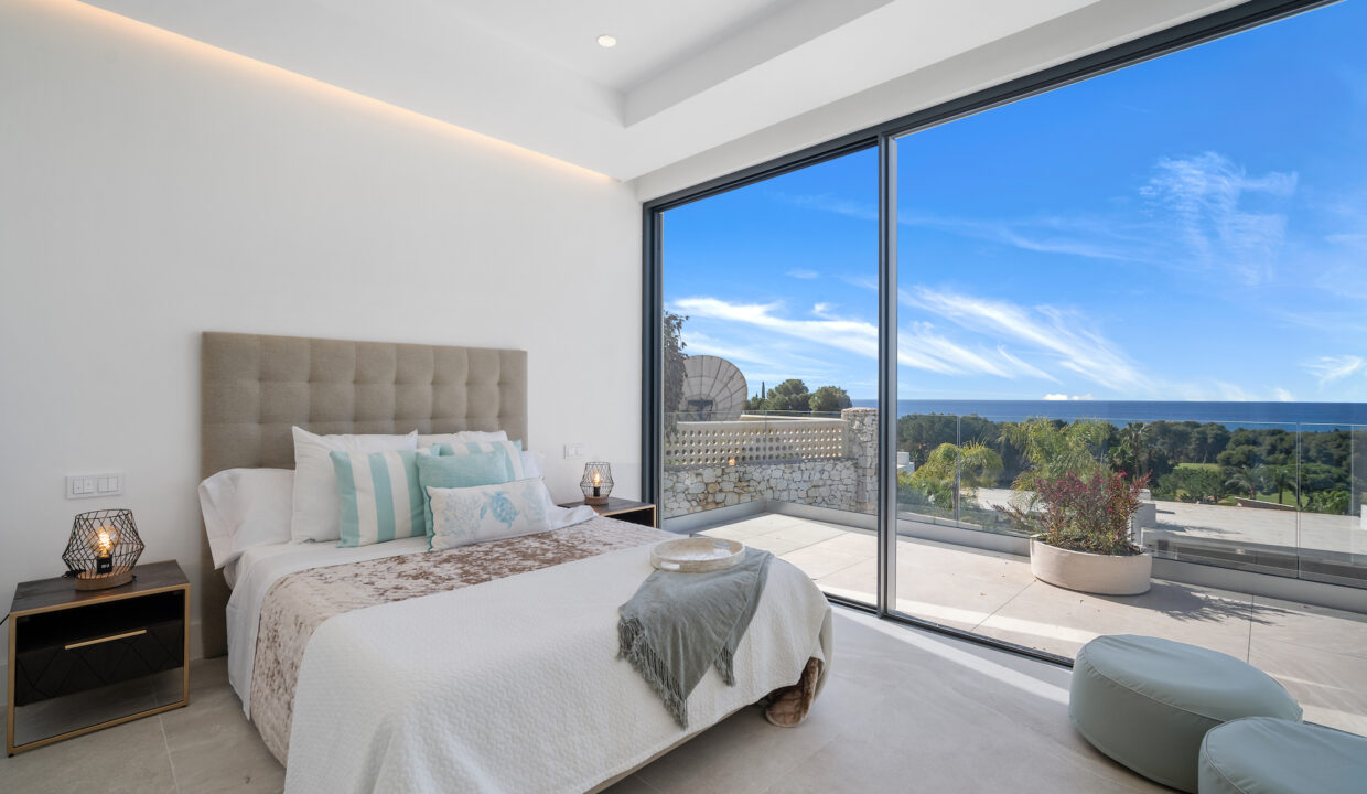 Bedroom with beautiful views - Spectacular Villa with Panoramic Sea Views, Rio Real, Marbella - Jacques Olivier Marbella