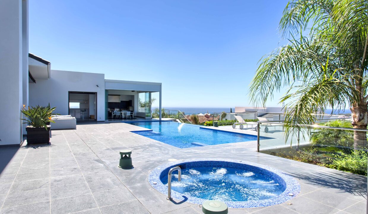 5 bedroom Villa for sale in Benahavís with panoramic views _ Jacques Olivier Marbella - terraces pool and jacuzzi
