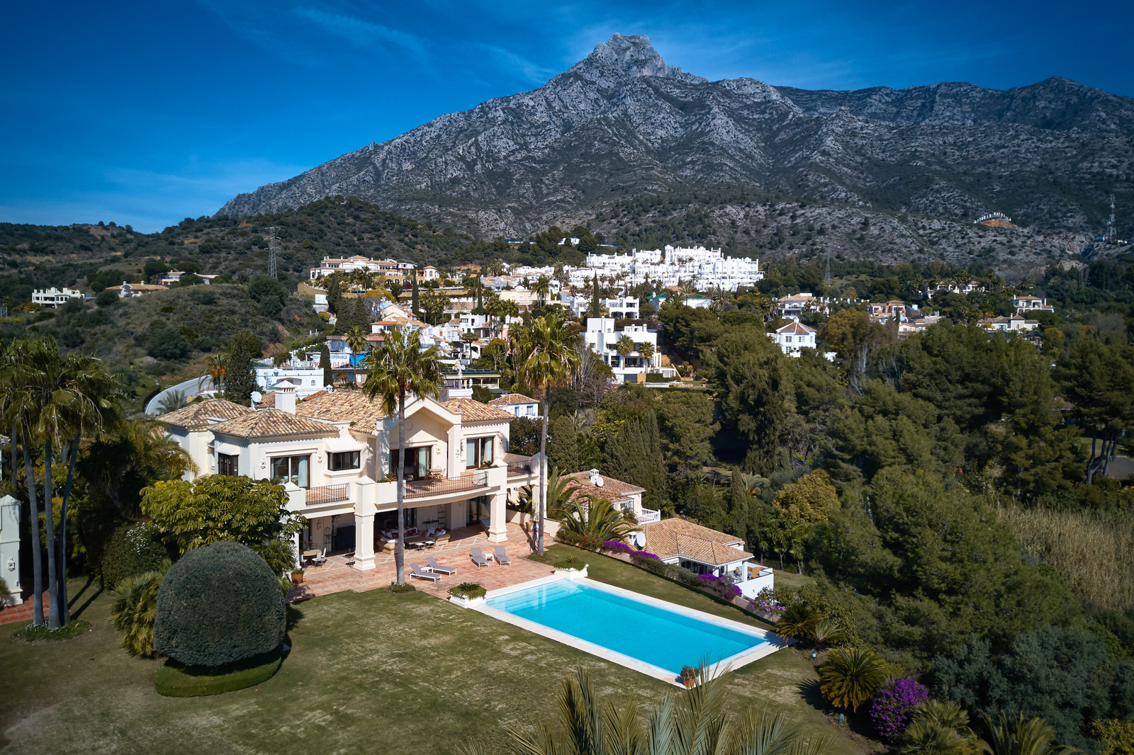 Villa with panoramic views in Marbella Hill Club
