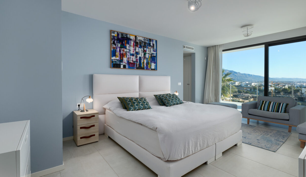 bedrooms with views - Villa for Sale in Nueva Atalaya (Estepona) - by Jacques Olivier Marbella