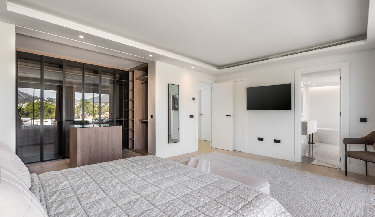 5 bedroom villa for sale in las brisas nueva andalucia- jacques olivier marbella