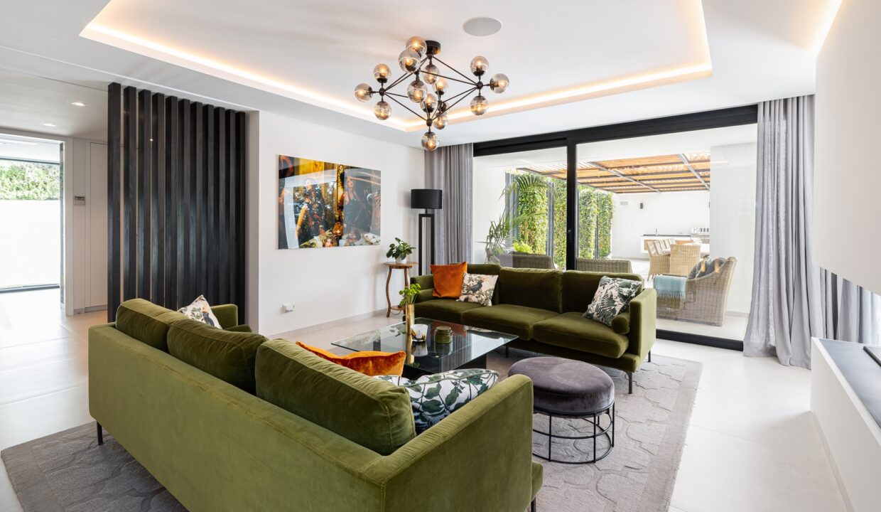 Living room - Luxury 5 Bedroom Villa in Los Naranjos, Nueva Andalucia