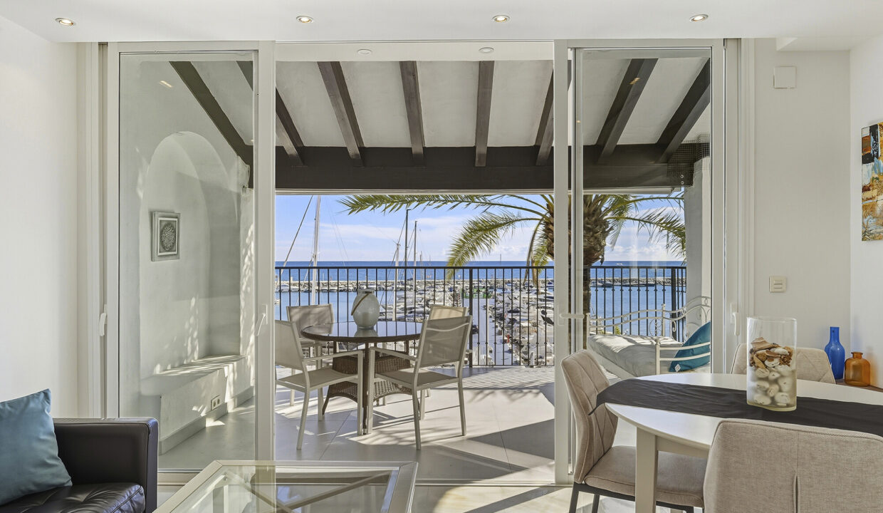 Penthouse in Puerto Banus with panoramic sea and yacht views