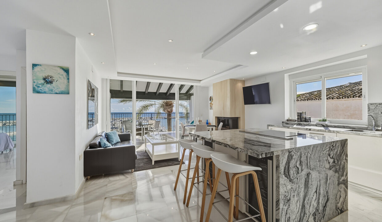 3 bedroom Holiday Apartment in Puerto Banus with panoramic sea and yacht views