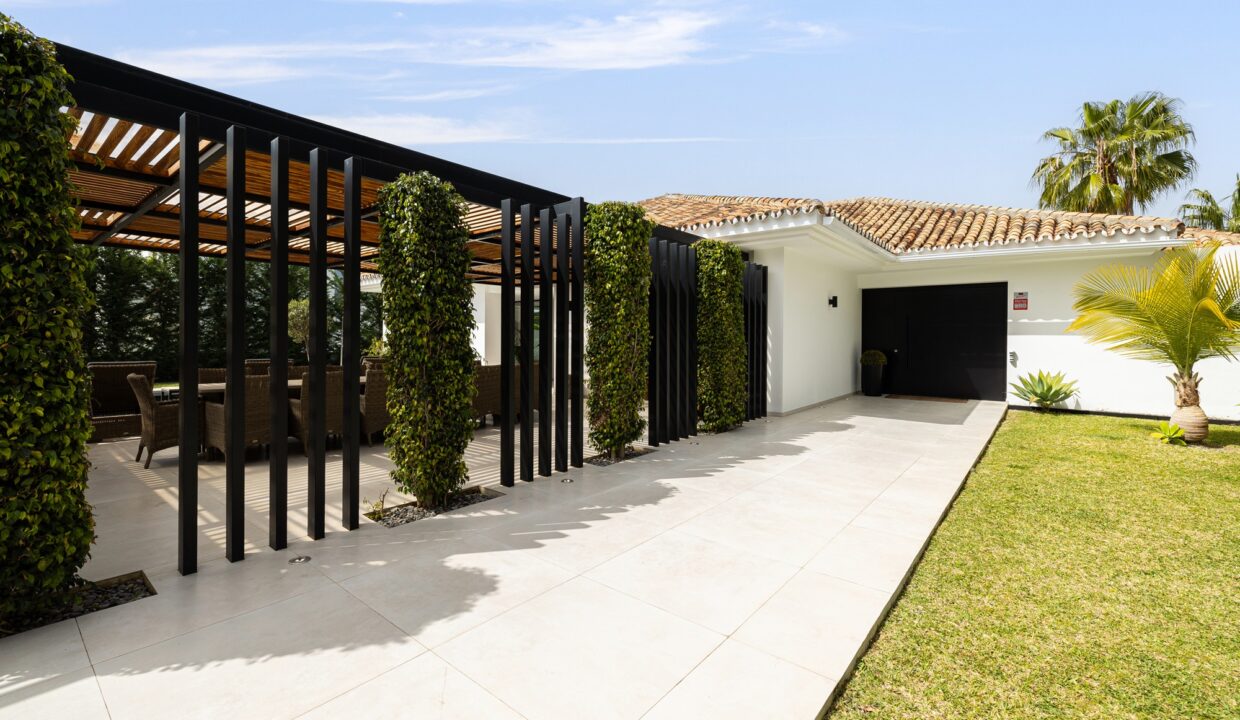 entry way - Luxury 5 Bedroom Villa in Los Naranjos, Nueva Andalucia