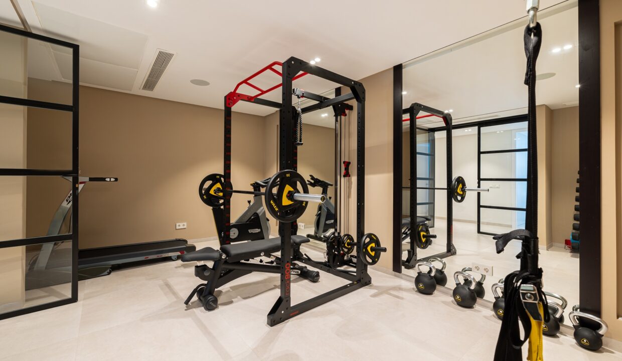 gym - Luxury 5 Bedroom Villa in Los Naranjos, Nueva Andalucia