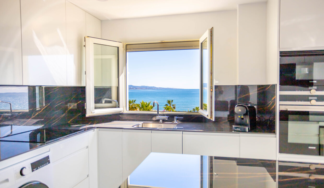 Sea view from the kitchen, living, terrace, and bedroom - holiday rental in Playa Roccio