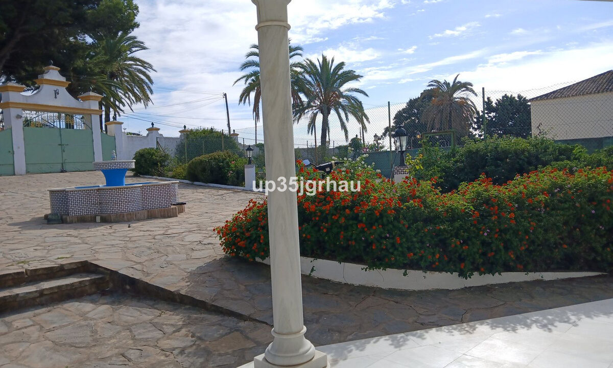 Detached Villa for sale in Málaga Estepona Costa del Sol Spain - Jacques Olivier Marbella