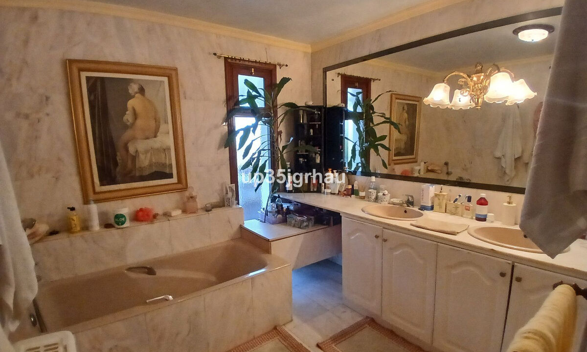 Detached Villa for sale in Málaga Estepona Costa del Sol Spain - Jacques Olivier Marbella