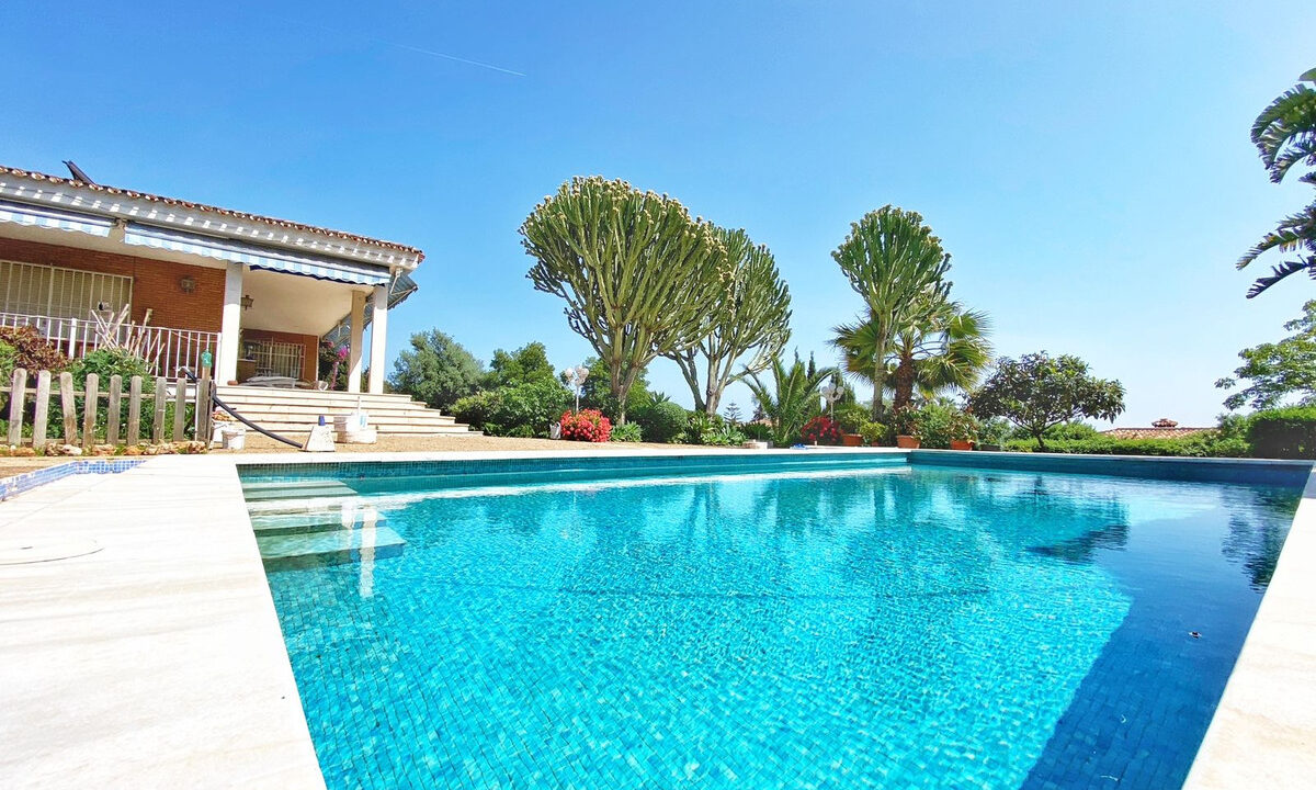 Detached Villa for sale in Málaga Marbella Costa del Sol Spain - Jacques Olivier Marbella