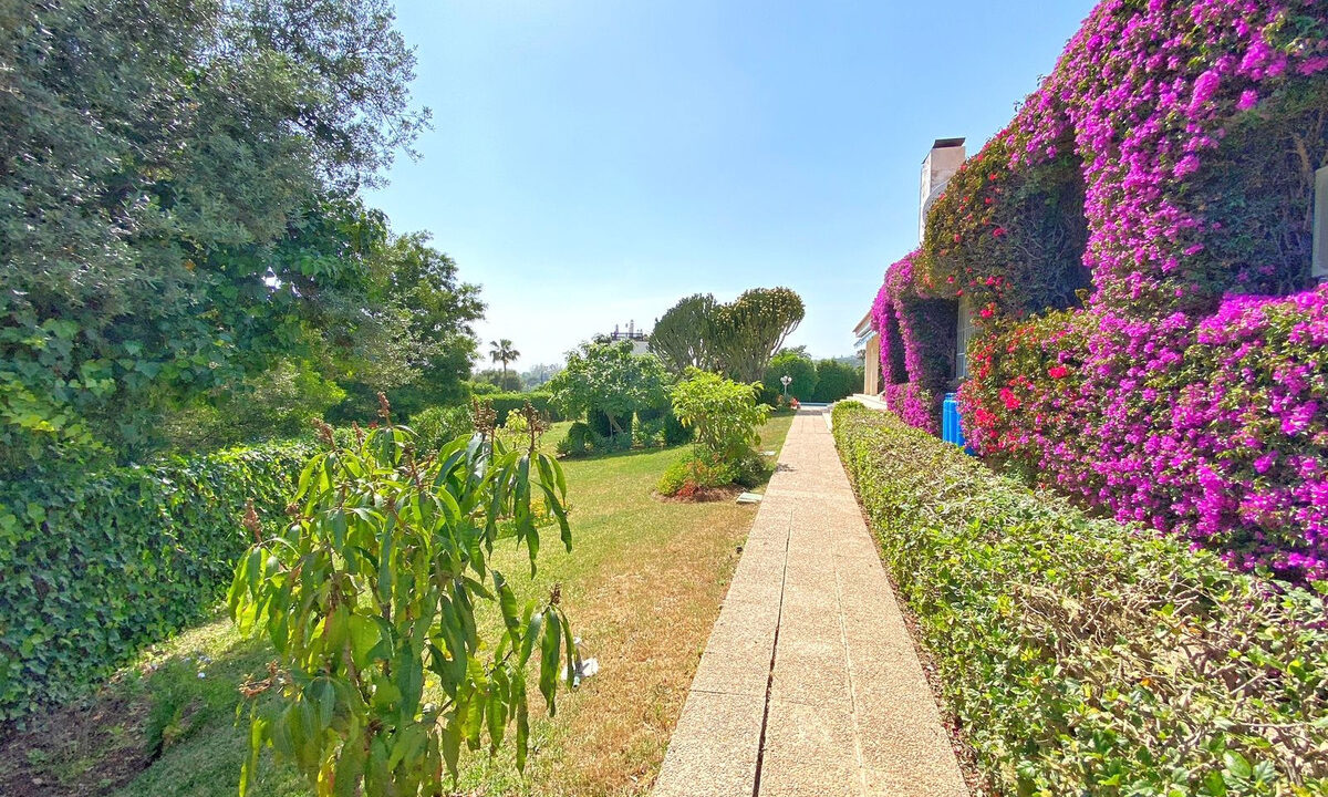 Detached Villa for sale in Málaga Marbella Costa del Sol Spain - Jacques Olivier Marbella