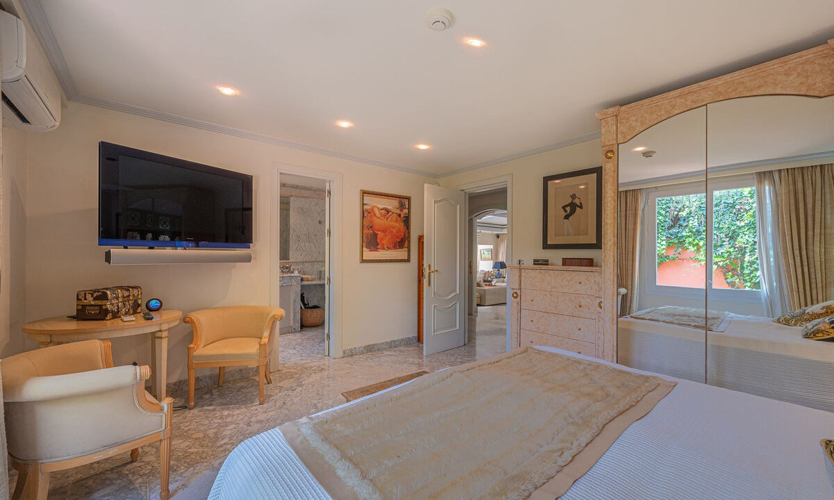 Detached Villa for sale in Málaga Nagüeles Costa del Sol Spain - Jacques Olivier Marbella