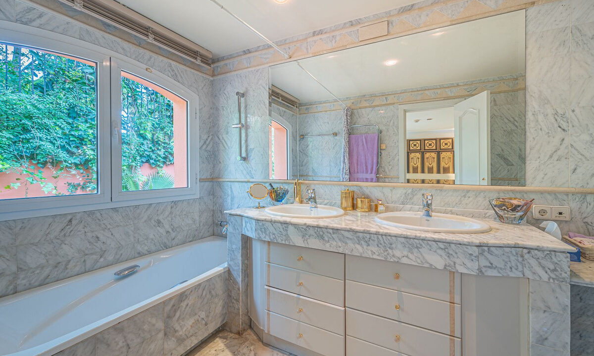 Detached Villa for sale in Málaga Nagüeles Costa del Sol Spain - Jacques Olivier Marbella