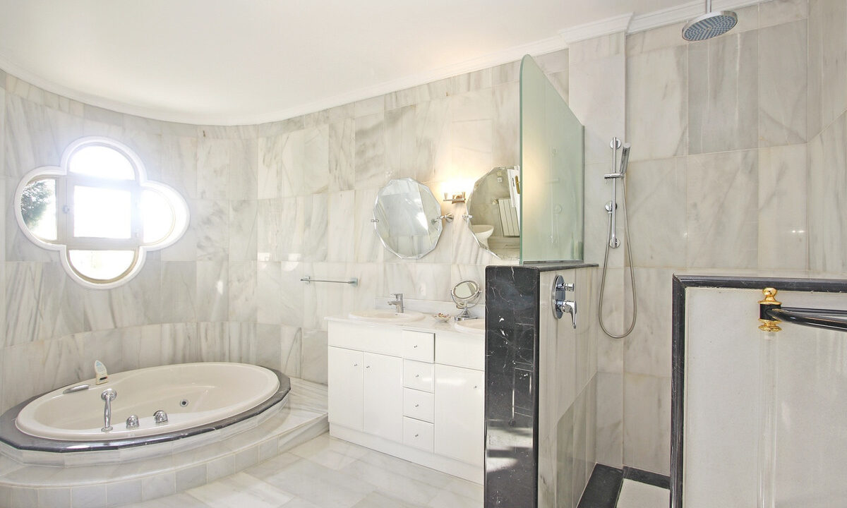 Detached Villa for sale in Málaga El Paraiso Costa del Sol Spain - Jacques Olivier Marbella