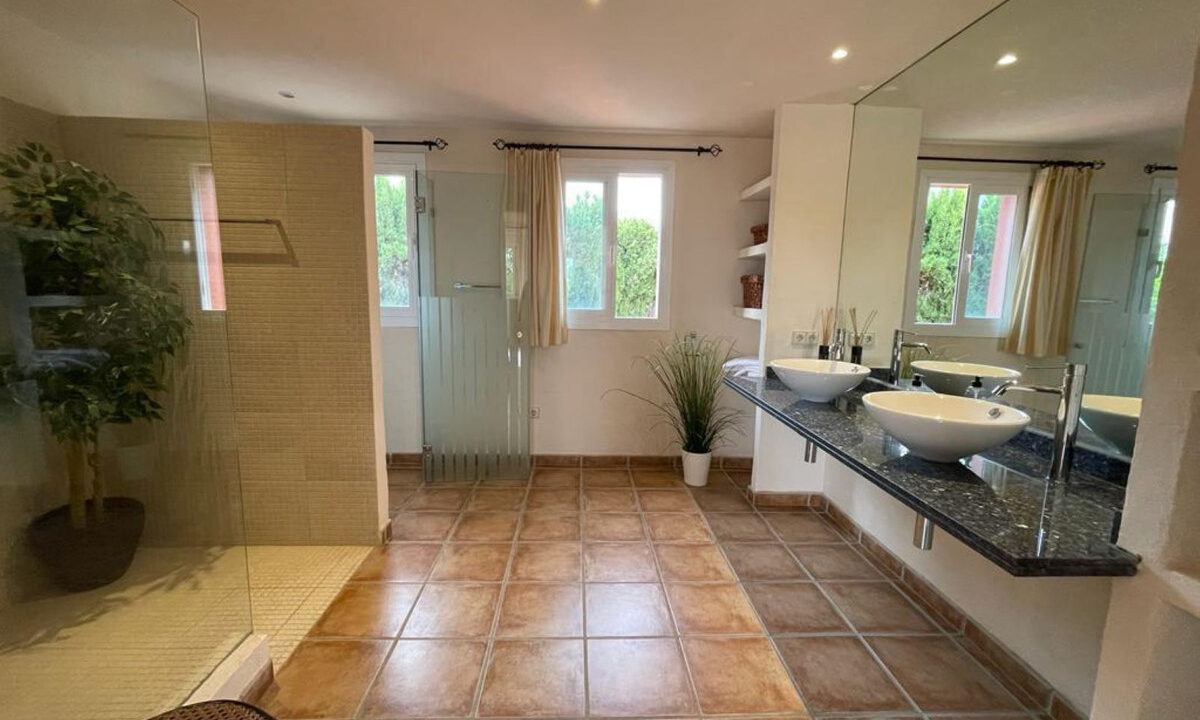 Detached Villa for sale in Málaga Estepona Costa del Sol Spain - Jacques Olivier Marbella